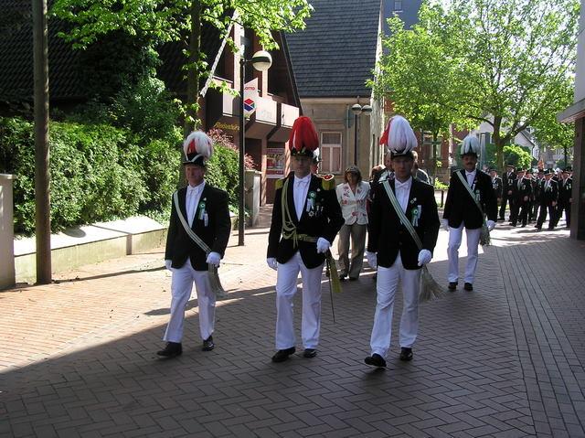 05a_so 01 Kirchg.jpg - Kirchgang und Frühschoppen 2005 mit geladenen Gästen.